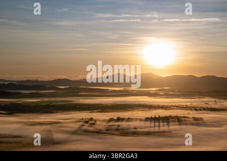 Atherton Tablelands, North Queensland, nebliger Morgensonnenaufgang, aus der Vogelperspektive vom Heißluftballon Stockfoto
