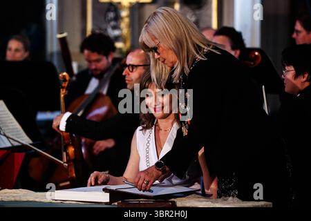 Eintrag in das Goldene Buch der Stadt Magdeburg - Preisträgerin und Violinistin Lisa Batiashvili mit Oberbürgermeisterin Simone Borris Magdeburg - Festakt zur Kaiser-Otto-Preisverleihung der Landeshauptstadt Magdeburg am 2. Juli 2025 im Magdeburger Dom St. Mauritius. Verleihung des Kaiser-Otto-Preises 2025, der 10. Kaiser-Otto-Preis der Landeshauptstadt Magdeburg wird in diesem Jahr an die Violinistin Lisa Batiashvili und den Pianisten Igor Levit verliehen. Mit der Preisverleihung würdigt das Preiskomitee und die Kulturstiftung Kaiser Otto das besondere gesellschaftliche Engagement der beiden Stockfoto