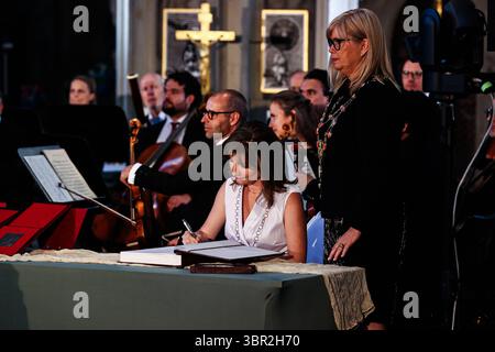 Eintrag in das Goldene Buch der Stadt Magdeburg - Preisträgerin und Violinistin Lisa Batiashvili mit Oberbürgermeisterin Simone Borris Magdeburg - Festakt zur Kaiser-Otto-Preisverleihung der Landeshauptstadt Magdeburg am 2. Juli 2025 im Magdeburger Dom St. Mauritius. Verleihung des Kaiser-Otto-Preises 2025, der 10. Kaiser-Otto-Preis der Landeshauptstadt Magdeburg wird in diesem Jahr an die Violinistin Lisa Batiashvili und den Pianisten Igor Levit verliehen. Mit der Preisverleihung würdigt das Preiskomitee und die Kulturstiftung Kaiser Otto das besondere gesellschaftliche Engagement der beiden Stockfoto