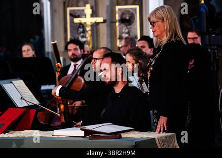 Eintrag in das Goldene Buch der Stadt Magdeburg - Preisträger und Pianist Igor Levit mit Oberbürgermeisterin Simone Borris Magdeburg - Festakt zur Kaiser-Otto-Preisverleihung der Landeshauptstadt Magdeburg am 2. Juli 2025 im Magdeburger Dom St. Mauritius. Verleihung des Kaiser-Otto-Preises 2025, der 10. Kaiser-Otto-Preis der Landeshauptstadt Magdeburg wird in diesem Jahr an die Violinistin Lisa Batiashvili und den Pianisten Igor Levit verliehen. Mit der Preisverleihung würdigt das Preiskomitee und die Kulturstiftung Kaiser Otto das besondere gesellschaftliche Engagement der beiden Internation Stockfoto