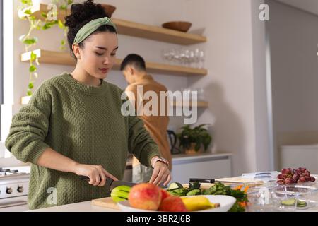 Ein paar Brokkoli und Gurken auf Holzschneidebrett in der Küche, Kopierraum Stockfoto