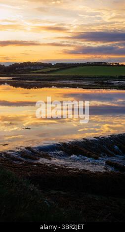 Sonnenuntergang vom Amble Braid mit Blick auf Warkworth Castle und den Fluss Coquet, Northumberland 2025 Stockfoto