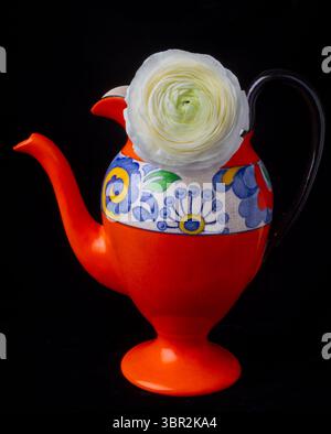 Der antike dänische Krug mit dem Stillleben der Ranunkeln-Blume Stockfoto