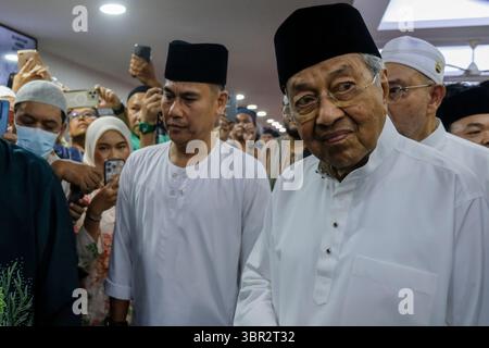 Der ehemalige malaysische Premierminister tun Mahathir Muhamad wurde in Masjid Saidina Umar Al-Khattab in Kuala Lumpur während einer besonderen Gebetsveranstaltung im Zusammenhang mit seinem 100. Geburtstag gesehen. Tun Mahathir Mohamad feierte seinen 100. Geburtstag mit einer besonderen Gebetsveranstaltung in Masjid Saidina Umar Al-Khattab in Kuala Lumpur. Hunderte von Menschen, darunter Familienmitglieder, politische Persönlichkeiten und treue Unterstützer. Die Veranstaltung diente als Reflexion und Hommage an den am längsten amtierenden Premierminister Malaysias. Ein ruhiger, aber bedeutender Meilenstein im Leben eines Staatsmanns, der nach wie vor eine prominente Figur ist Stockfoto