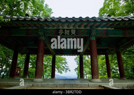 Gongju, Südkorea - 13. Juni 2025: Saamru Pavillon steht auf allen Seiten nahe der Gongsanseong Festung offen und bietet Schutz und Panoramablick Stockfoto