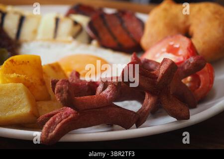 Herzhafte Frühstücksplatte mit Eiern und Würstchen Stockfoto