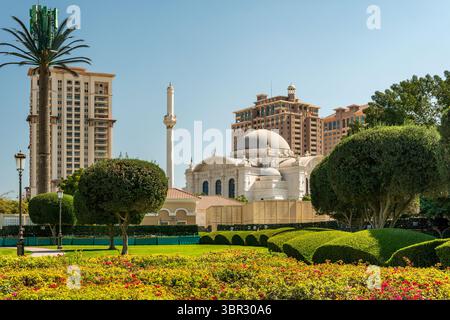 Blick auf die modernen Gebäude auf der Perlinsel und die Scheich Hamad bin Jassim Moschee am Persischen Golf. Stockfoto