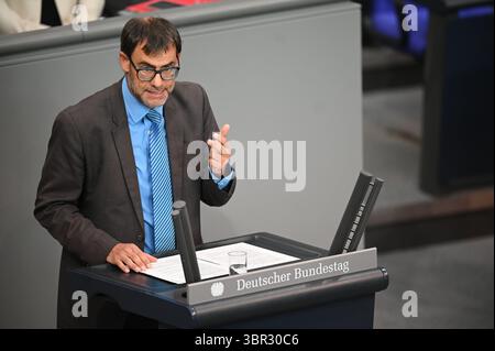 Berlin, Deutschland. Juli 2025. Ralph Edelhäuser (CSU) spricht im Bundestag, während die Haushaltsdiskussionen fortgesetzt werden. Quelle: Niklas Treppner/dpa/Alamy Live News Stockfoto