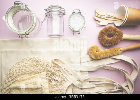 Zero Waste Conception, Baumwollbeutel und Glasgarer für kostenlosen Kunststoffeinkauf Stockfoto