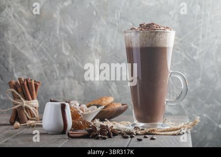 Kaffee Latte in ein hohes Glas an der Ecke der Holztisch Stockfoto