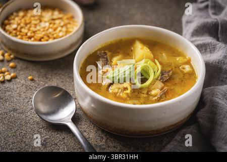 Nahaufnahme einer Schüssel mit zersplitterter Erbsensuppe mit Schinken und Fleisch Stockfoto