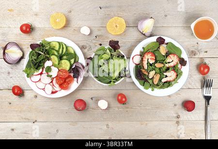 Gemüsesalat mit Garnelen, Gurke, Kirschtomaten, Radieschen, Honig und frischer Rucola, gesundes natürliches Frühstück mit Zitrone, Detox Diätkonzept, Stockfoto