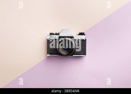 Vintage-Kamera auf farbigem Hintergrund. Retro-Stil getönt Bild. Minimalistische Konzept Stockfoto