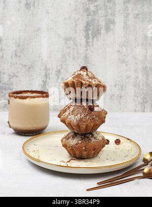 Schokoladen-Muffins mit Muskatnuss und Zimt-Eierlikör auf Betonhintergrund, gemütliches Frühstückskonzept, Werbung für ein Café oder eine Bäckerei. Wärmendes Ei drin Stockfoto