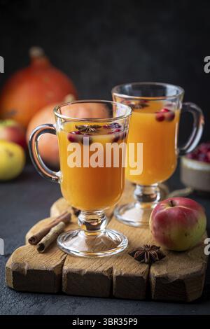 Pikanten Kürbis Punch oder Sangria in ein Glas mit Apfel, Zimt, Anis. Halloween und Thanksgiving. Traditionelle Herbst, Winter Getränke und Cocktails Stockfoto