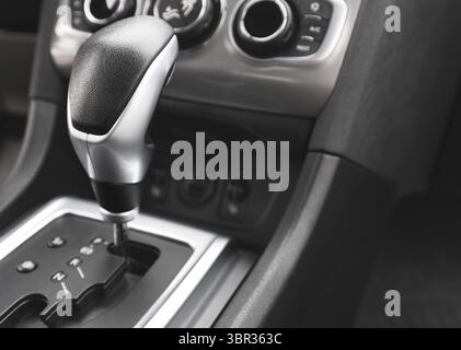 Detail eines automatischen Gangschalters in einem neuen, modernen Auto. Moderner Innenraum Stockfoto