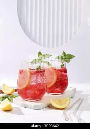 Erfrischender Sommer hausgemachter Limonade Cocktail, Mojito mit Himbeere, Johannisbeere, Minze und Zitrone, Gewichtsreduktion Konzept, Entgiftungswasser mit Fruchtgeschmack auf li Stockfoto
