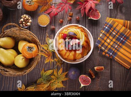 Köstlicher hausgemachter Herbstkuchen mit Feigen und gefrorenen Beeren für Thanksgiving oder Halloween. Draufsicht Stockfoto