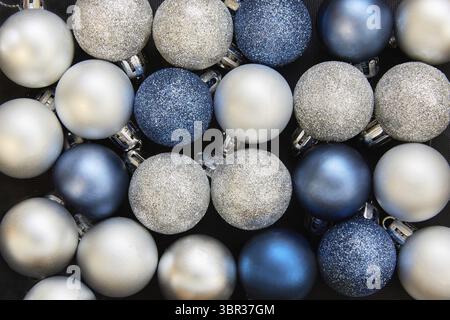 Grußkarte zu Weihnachten oder Neujahr. Silberne und blaue Weihnachtskugeln. Hintergrund für den Text Stockfoto