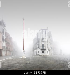 Alltägliche Straßenszene im Nebel in Venedig, Italien Stockfoto
