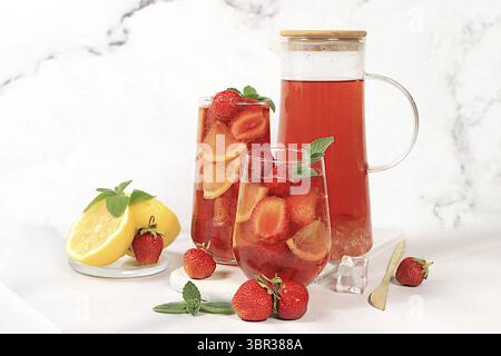 Erfrischender hausgemachter Limonade-Cocktail im Sommer, Erdbeereistee mit Beeren, Minze und Zitrone, Gewichtsreduktion, Entgiftungswasser mit Fruchtgeschmack Stockfoto