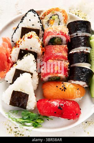 Verschiedene Sushi-Nigiri- und Maki-Sets. Eine Auswahl an japanischem Sushi mit Thunfisch, Krabben und Lachs auf hellem Hintergrund. Draufsicht. Stockfoto