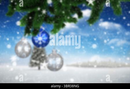 Das flache Design zeigt einen Kiefernzweig mit drei hängenden Kugeln und schwebenden Schnee über weit entfernten Baum Stockfoto