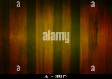 Mit flachen Holzpaneelen in warmen Brauntönen mit Kornmuster und Knoten Stockfoto