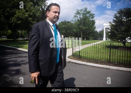 Washington, Vereinigte Staaten. Juli 2025. Sebastian Gorka, stellvertretender Assistent des Präsidenten und leitender Direktor für Terrorismusbekämpfung, wird am 10. Juli 2025 vor dem Weißen Haus in Washington, DC, USA, gesehen. Guthaben: Francis Chung/Pool über CNP/dpa/Alamy Live News Stockfoto