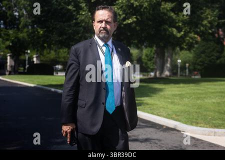 Washington, Vereinigte Staaten. Juli 2025. Sebastian Gorka, stellvertretender Assistent des Präsidenten und leitender Direktor für Terrorismusbekämpfung, wird am 10. Juli 2025 vor dem Weißen Haus in Washington, DC, USA, gesehen. Guthaben: Francis Chung/Pool über CNP/dpa/Alamy Live News Stockfoto
