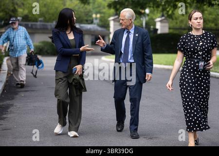 Washington, Vereinigte Staaten. Juli 2025. Peter Navarro, Senior Counselor des President for Trade and Manufacturing, spricht mit einem Reporter, als er am 10. Juli 2025 das Weiße Haus in Washington, DC, verlässt. Guthaben: Francis Chung/Pool über CNP/dpa/Alamy Live News Stockfoto