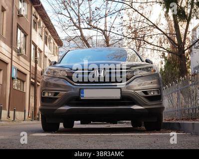 Bukarest, Rumänien – 29. Januar 2025: Nahaufnahme eines Honda CR-V-Fahrzeugs, das in einer Seitenstraße in einem Wohngebiet geparkt ist Stockfoto