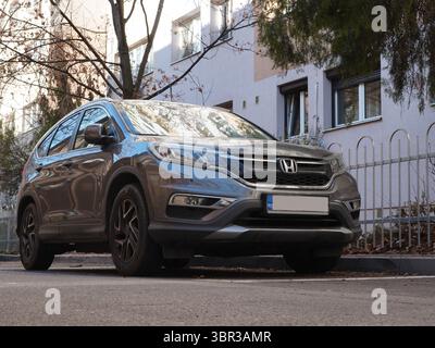 Bukarest, Rumänien – 29. Januar 2025: Nahaufnahme des Honda CR-V-Fahrzeugs, das in der Nähe eines Wohnblocks geparkt ist Stockfoto