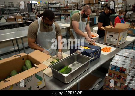 6. Juli 2020 – Phoenix, Arizona, USA – am 6. Juli 2020 halfen Mitglieder der Arizona National Guard bei der Vorbereitung von Mahlzeiten bei der Rettungsmission von Saint Vincent de Paulâ in Phoenix für lokale Obdachlose. Die Hilfe ist Teil der vielschichtigen Reaktion der Arizona National Guard auf die Bedürfnisse der Gemeinden während dieses COVID19-Ausnahmezustands. (Bild: © U.S. National Guard/ZUMA Wire/ZUMAPRESS.com) Stockfoto