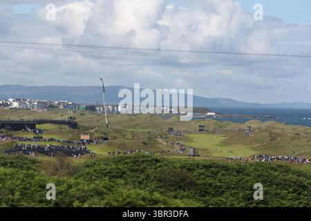 Die 148. Open Championship, Royal Portrush GC, Dunluce GC, Northern Ireland, UK 21. Juli 2019 die 148. Open Championship 2019 fand vom 18. Bis 21. Juli 2019 im Royal Portrush Golf Club in County Antrim, Nordirland, statt. Damit kehrte das Turnier zum ersten Mal seit 1951 nach Nordirland zurück. Die Veranstaltung war nicht nur für Lowrys Sieg bekannt, sondern auch für die begeisterte Unterstützung durch die lokale Menge, die den Erfolg eines einheimischen Champions auf irischem Boden feierte. Malerische und allgemeine Aussicht Stockfoto