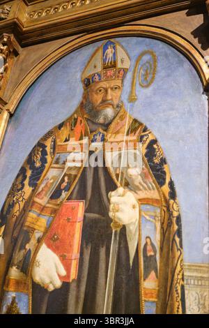 Ein Porträt des hl. Augustinus aus einem Altaraufsatz. Eine Piero della Francesca-Show im Kunstmuseum Poldi Pezzoli in Mailand, Italien. Stockfoto