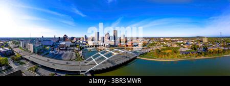 16. April 2020, Rochester, New York, Vereinigte Staaten von Amerika: Panoramablick auf die Stadt Rochester, New York mit der Frederick DouglassÃ Susan B. Anthony Memorial Bridge im Vordergrund. Die Brücke ist eine bogengestützte Straße, die den Genesee River überquert und 140,9 Meter umfasst (Foto: © Alan Schwartz/ZUMA Wire) Stockfoto