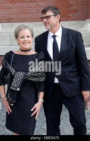 Tanja Schumann mit Ehemann Stefan Burmeister bei der öffentlichen Gedenkfeier für Carlo von Tiedemann im Hamburger Michel. Hamburg, 10.07.2025 *** Tanja Schumann mit Ehemann Stefan Burmeister bei der Gedenkfeier für Carlo von Tiedemann in der Michel-Kirche Hamburgs, 10 07 2025 Foto:XM.xWehnertx/xFuturexImagex tiedemann 5724 Stockfoto