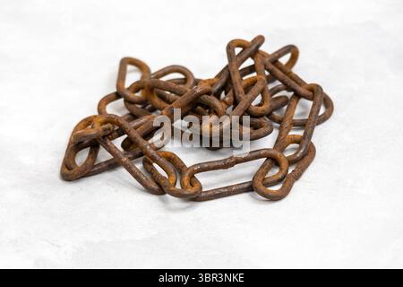Nahaufnahme eines alten, verrosteten, dicken Eisenkettenglieds, isoliert auf weißem Hintergrund. Verwitterte Metallstruktur. Stockfoto