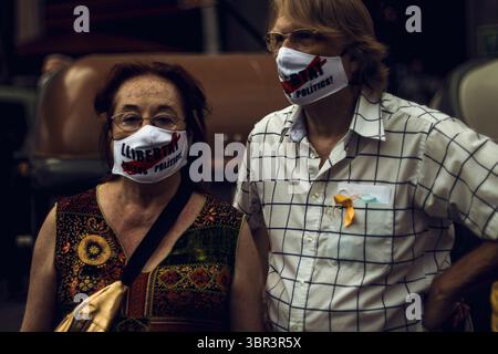 12. Juli 2020, Barcelona, Katalonien, Spanien: Aktivisten tragen Schutzmasken mit der Aufschrift „Freiheit politische Gefangene“ aufgrund von COVID-19-Einschränkungen vor der spanischen Regierungsdelegation in Barcelona, während katalanische Separatisten sich zur Unterstützung katalanischer Separatistenführer versammeln und ihrer 1000 Tage Haft im Zusammenhang mit einem verbotenen Referendum über die Sezession und einer Unabhängigkeitsabstimmung im Oktober 2017 im katalanischen Parlament gedenken (Bild: © Matthias Oesterle/ZUMA Wire) Stockfoto