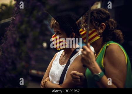 12. Juli 2020, Barcelona, Katalonien, Spanien: Aktivisten tragen Schutzmasken in katalanischen Farben aufgrund von COVID-19-Einschränkungen vor der spanischen Regierungsdelegation in Barcelona, während katalanische Separatisten sich zur Unterstützung katalanischer Separatistenführer versammeln und ihrer 1000 Tage Haft im Zusammenhang mit einem verbotenen Referendum über die Sezession und einer Unabhängigkeitsabstimmung im katalanischen Parlament im Oktober 2017 gedenken (Credit Image: © Matthias Oesterle/ZUMA Wire) Stockfoto