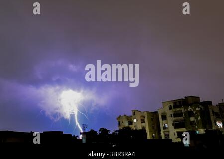 12. Juli 2020, Kalkutta, Westbengalen, Indien: Heftiges Gewitter und Regen erschütterten die Stadt Kalkutta am Sonntagnachmittag in der späten Nacht und brachten der Sommerhitze viel Erleichterung. Kalkutta hatte eine hohe Temperatur von 33 grad celsius. (Bild: © Debarchan Chatterjee/ZUMA Wire) Stockfoto