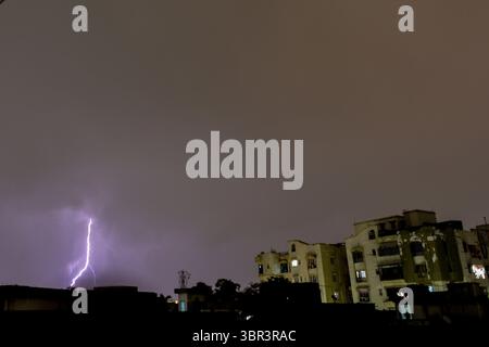 12. Juli 2020, Kalkutta, Westbengalen, Indien: Heftiges Gewitter und Regen erschütterten die Stadt Kalkutta am Sonntagnachmittag in der späten Nacht und brachten der Sommerhitze viel Erleichterung. Kalkutta hatte eine hohe Temperatur von 33 grad celsius. (Bild: © Debarchan Chatterjee/ZUMA Wire) Stockfoto