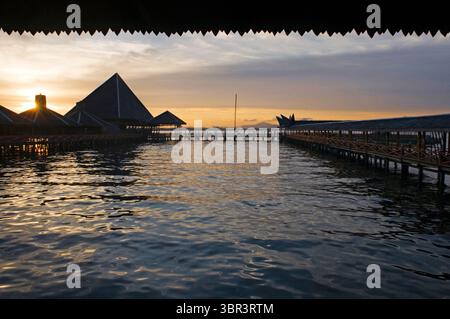 6. April 2010, Semporna, Borneo, Malaysia: Blick vom Hotel Dragon Inn in Semporna im tun Sakaran Marine Park, Sabah, Borneo, Ost-Malaysia. Bei Sonnenuntergang ist der Meerblick vom Hotel Dragon Inn fast unschlagbar. Mataking bietet Platz für etwa 70 Personen in Häusern, die „echt“ sind; als Könige; wie es King genannt wird; mit einem Whirlpool mit Blick auf das Meer; oder dem „bescheidensten“ Bungalow mit Namen von Fischen. Das Resort wurde nach Kriterien des Ökotourismus und der Nachhaltigkeit gebaut. Tote Korallen werden verwendet, um die Pflanzen zu Pflanzen, und der Regen nimmt das Land nicht ein. Auf der Ostseite der Insel liegt Mataking Stockfoto
