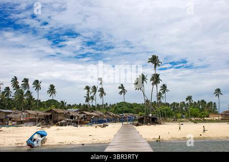 20. April 2010, Mabul, Borneo, Malaysia: Insel Pulau Mabul in Sabah, Borneo, Ost-Malaysia. Zigeunerdorf auf der Insel Mabul in der Nähe der Insel Sipadan. Sidapan Island wurde zum Naturpark erklärt und an den Stränden werden Eier von grünen Schildkröten gelegt. Sidapan Tauchgänge sind bekannt für ihre vertikale und ihre reiche pelagische Fauna. Sidapan Island liegt im Nordosten von Borneo in der Celebessee. Ist eine ozeanische Insel, die aus 600 m Tiefe entspringt. An einigen Tauchplätzen des Sipadan-Riffs fällt allmählich auf 20 m ab, beginnend in der Tiefe bis zur Klippe. In diesen Mauern voller Höhlen und Meeresfächer sind zu finden Stockfoto