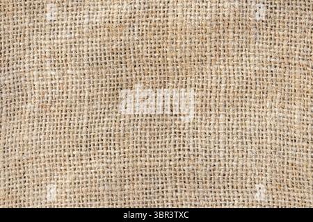 Nahaufnahme natürlicher brauner Hintergrund mit Sackleinen-Textur. Umweltfreundliches Sacktuchgewebe mit rustikalem beigefarbenem Muster, perfekt für Textilmaterialien Stockfoto