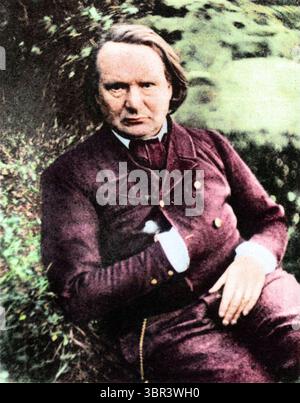 Victor Hugo (1802–1885), französischer Schriftsteller, in Jersey (sitzend, rechte Hand im napoleonischen Mantel), um 1853–1855. Fotografie von Charles Hugo (1826–1871) und Auguste Vacquerie (1819–1895) spätere Färbung Stockfoto