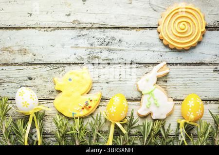 Ostern hausgemachte Lebkuchen Cookie über weiße Holztisch Stockfoto