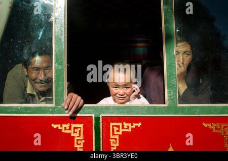 26. August 2011, Gyantse, Tibet, China: Einheimische in einem Haus im Dorf Gyantse oder der Stadt Gyangze, Tibet, China. Gelegen im Nordosten von Gyantse auf 3900 Meter über dem Meeresspiegel. Pelkor chode Kloster oder besser gesagt Palcho Kloster in tibetischer Sprache bedeutet verheißungsvolles Kloster. Sie wurde Anfang des 15. Jahrhunderts erbaut und dauerte 10 Jahre. Weil es gebaut wurde, als verschiedene religiöse Sektoren Hals und Hals in Tibet miteinander in Konflikt standen, existieren dort Sakyapa, Kadampa und Gelukpa des tibetischen Buddhismus. Jeder religiöse Sektor hat fünf bis sechs Dratsang-Schulen im Kloster. (Kreditbild: © Stockfoto