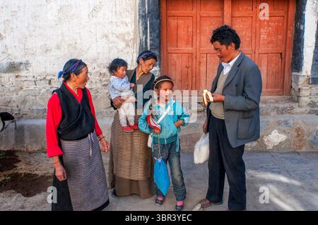 26. August 2011, Tibet, China: Einheimische in den Straßen des Dorfes Gyantse oder der Stadt Gyangze, Tibet, China. Gelegen im Nordosten von Gyantse auf 3900 Meter über dem Meeresspiegel. Pelkor chode Kloster oder besser gesagt Palcho Kloster in tibetischer Sprache bedeutet verheißungsvolles Kloster. Sie wurde Anfang des 15. Jahrhunderts erbaut und dauerte 10 Jahre. Weil es gebaut wurde, als verschiedene religiöse Sektoren Hals und Hals in Tibet miteinander in Konflikt standen, existieren dort Sakyapa, Kadampa und Gelukpa des tibetischen Buddhismus. Jeder religiöse Sektor hat fünf bis sechs Dratsang-Schulen im Kloster. (Kreditbild: © Sergi Re Stockfoto